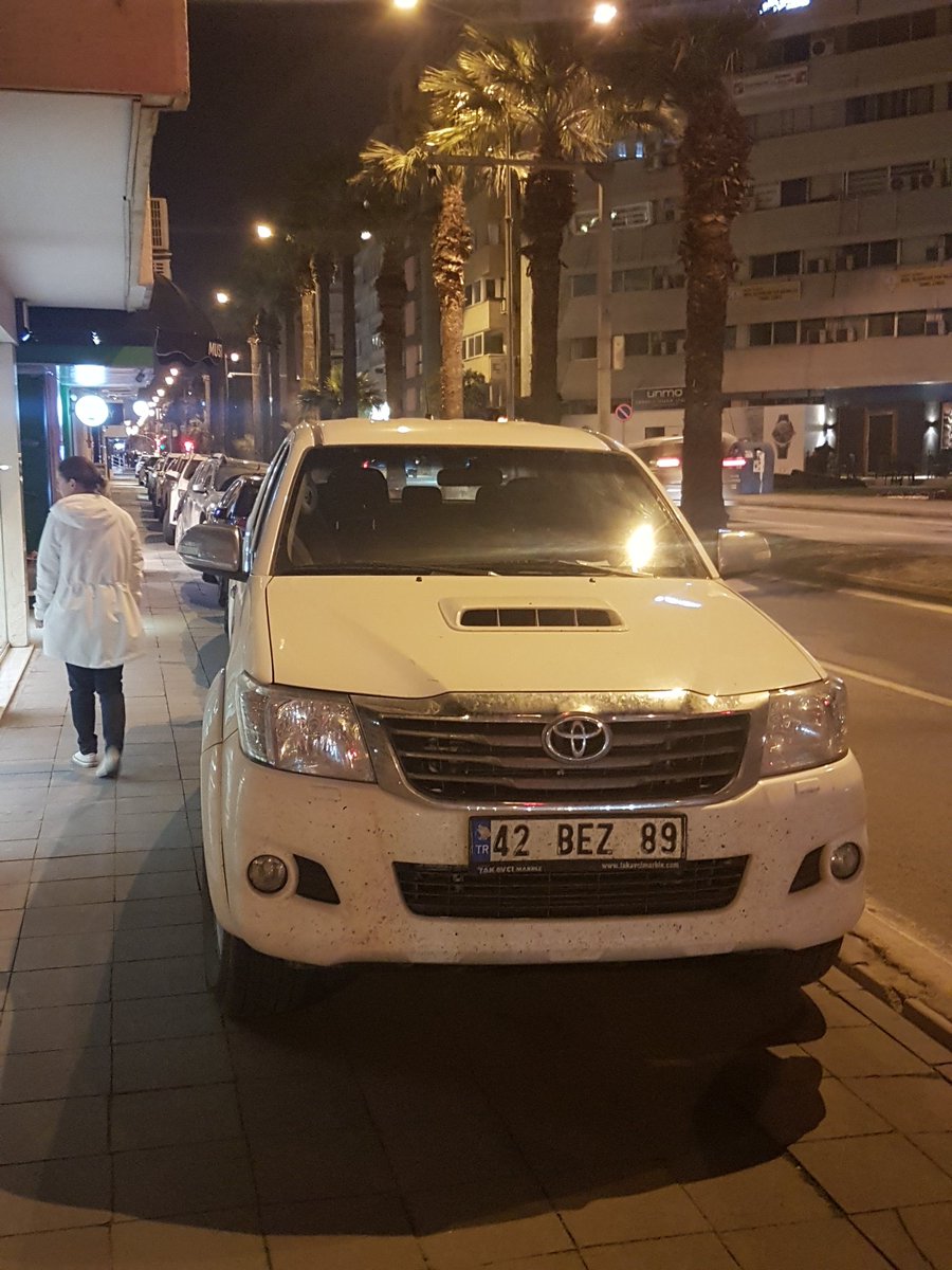 Yer talatpaşa bulvari. Bu kaldırım isgali sizlerin isi değil mi degerli yetkililer? Yoksa siz rant olan yerlere karışmıyor musunuz?<a href="/KonakBel/">Konak Belediyesi</a> <a href="/izmirtrafik/">izmirtrafik</a>