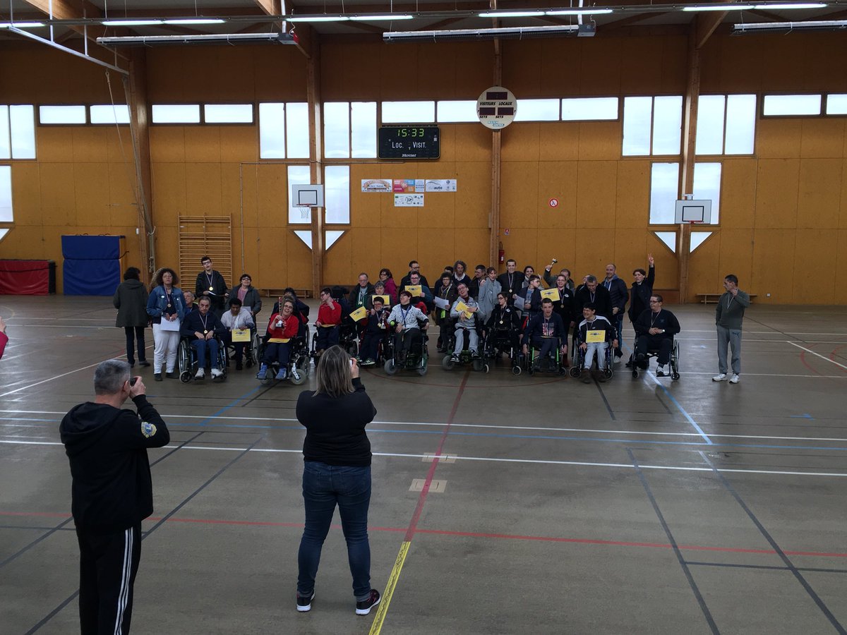 CRHCValdeLoire's tweet photo. Mercredi 28 mars avait lieu le #challenge #regional #offensif #triplette #mixte de #boccia  a #arthon (36). 40 #participants , d’#etablissements de l’ #indre et du #cher ont pu s’affronter #amicalement @CRHCValdeLoire https://t.co/TDuxx7q3ll