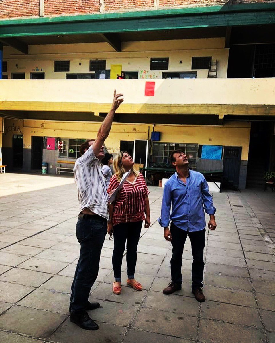 Region3E's tweet photo. 28.09.2018
Siguiendo de recorrida por Laferrere fuimos también a #VISITAR la #EES23... Nos recibió su Secretario Prof. A Guerra y junto a él caminamos la Escuela... También pudimos conversar con la prof Yolanda Avilés.
#VisitandoEscuela
#HaciendoLoQueHayHacer
@Region3E https://t.co/5W9LvFfDXw