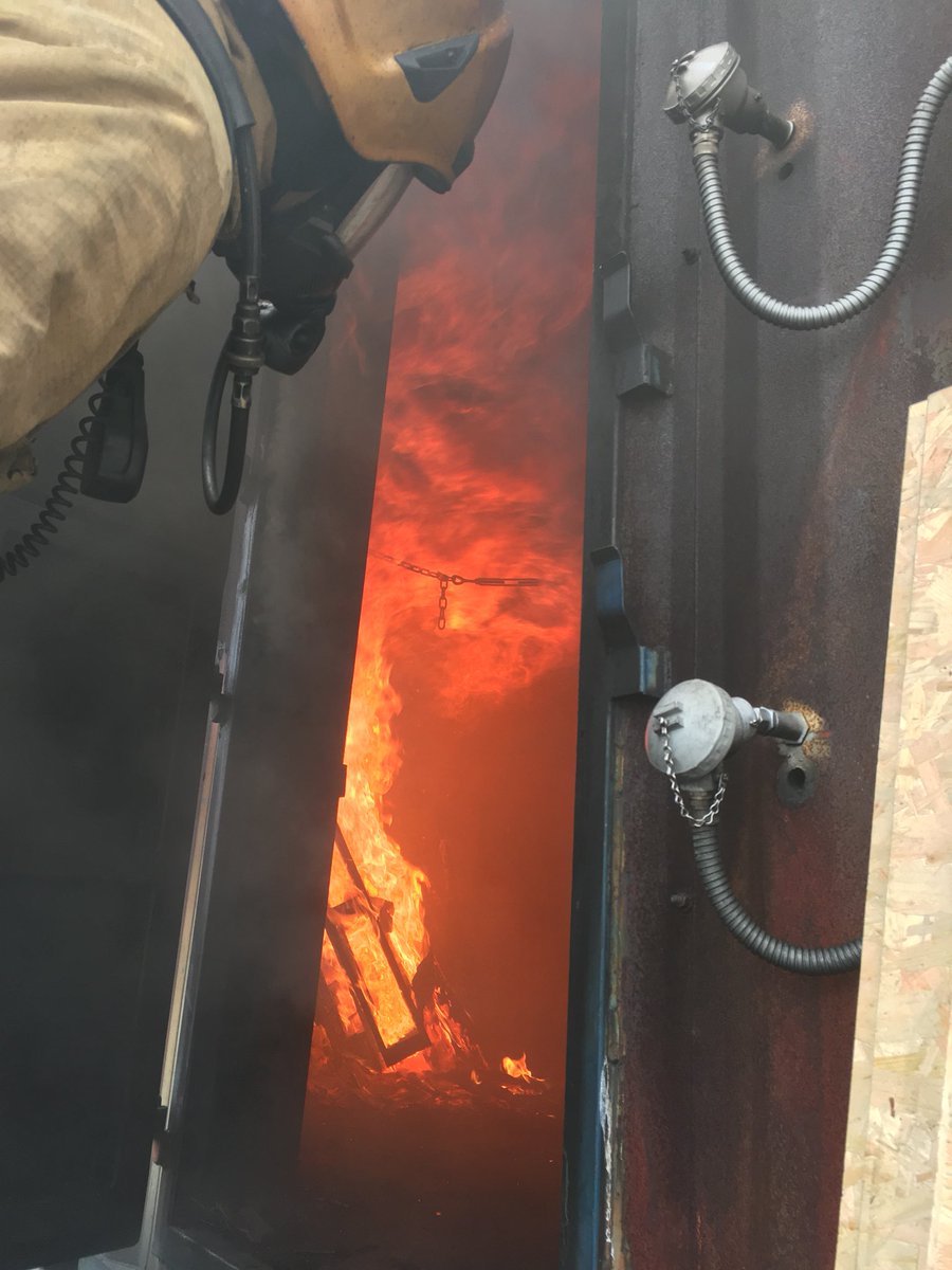 1HealthAcademy's tweet image. Setting conditions for BA assessments today 😃🔥 @GatwickFRS @JimMackay77 @coomber_richard @stevenjack3 @WSFRS_TDA #rainneverstopsplay