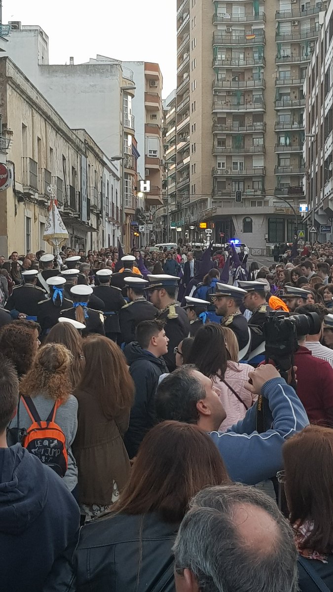 La cruz de guía de <a href="/Castillos1928/">Cofradia Castillos</a> ya está en la calle para realizar su estación de Penitencia #SemanaSantaMérida18