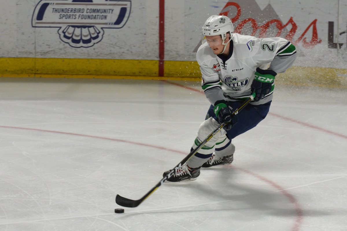 ShaunanKruse's tweet image. Everett tries to put a big hit on @strander717 and ends up getting the worst of it. But then again, Everett players do go down pretty easily. #getstranded #Everettsucks #Everettdives