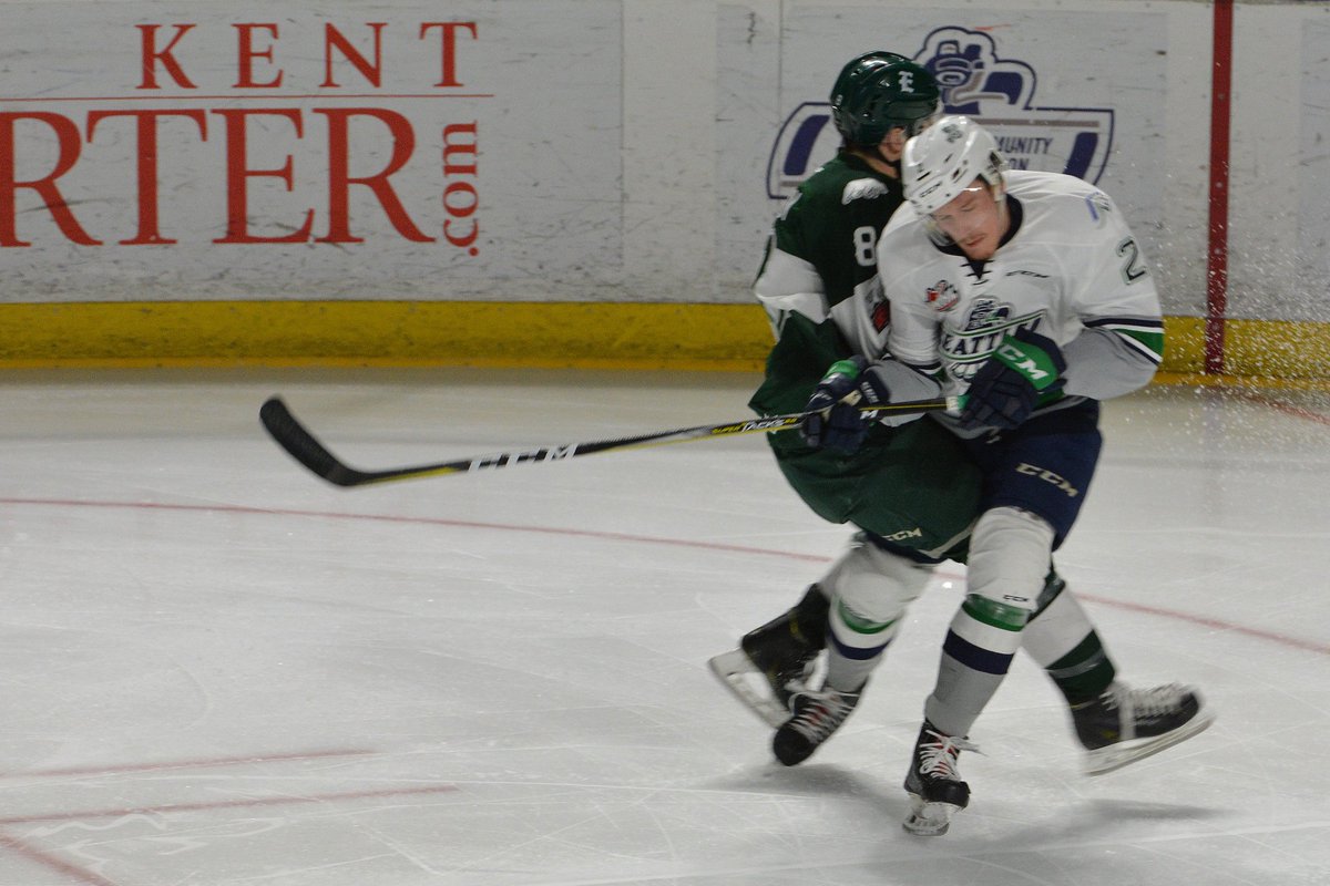 ShaunanKruse's tweet image. Everett tries to put a big hit on @strander717 and ends up getting the worst of it. But then again, Everett players do go down pretty easily. #getstranded #Everettsucks #Everettdives