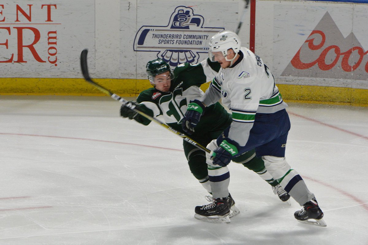 ShaunanKruse's tweet image. Everett tries to put a big hit on @strander717 and ends up getting the worst of it. But then again, Everett players do go down pretty easily. #getstranded #Everettsucks #Everettdives