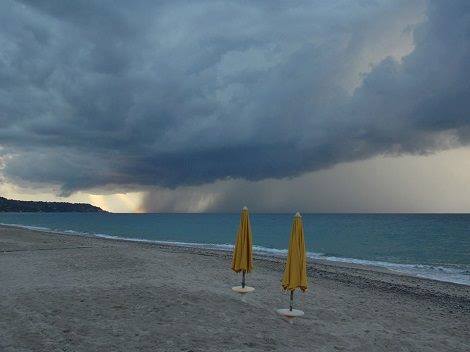 Aseptobron's tweet photo. ¿Es otoño y te vas a la costa? Llevá abrigo y no te olvides de #Aseptobron para el dolor de #garganta. https://t.co/MyeRtxUDSl