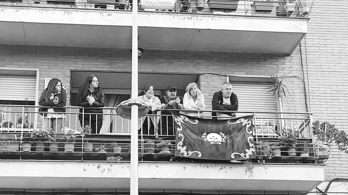 Cientos de personas esperan en la Puerta de la Villa el tradicional encuentro de <a href="/Castillos1928/">Cofradia Castillos</a> La cofradía ya está en la calle #SemanaSantaCOPE #SemanaSantaMerida2018