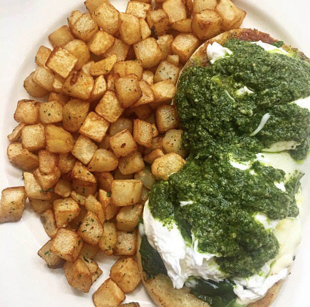 Who loves pesto?! 🙋🏻‍♀️ The Pesto Benny from the <a href="/hudsoncafe/">HUDSON CAFE</a> will help you get through this hump day. 🐪☀️