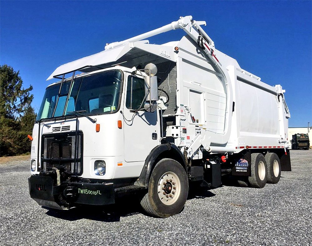 Trucks_andParts's tweet photo. REDUCED PRICE: This 44 yd. Heil front loader is a reconditioned truck! It has new paint, a new hydraulic pump, new pins &amp; bushings on the arms, new A/C &amp; more. The rear axles are heavy-duty 50,000 lb. capacity &amp; designed to haul a heavy load. 

Learn More: https://t.co/fXktqFNjm5 https://t.co/wPzzv3jKtH