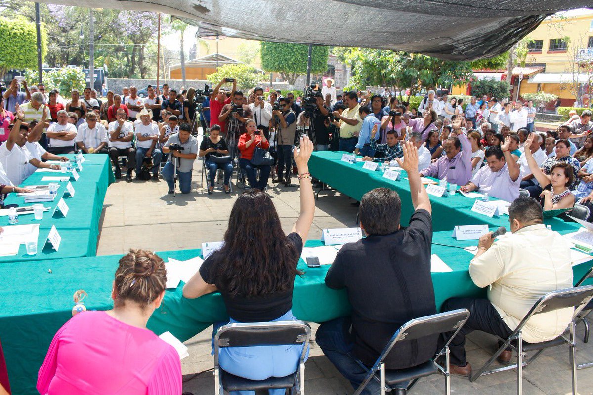 En sesión de Cabildo Abierto, se aprobó la licencia al cargo de presidente municipal por parte de <a href="/ManoloAguero_/">Manolo Agüero Tovar</a> y tomó protesta de ley su suplente José Antonio Albarran Contreras. 

Antonio Albarran aseguró dar continuidad a los trabajos y programas.

#GobiernoAmigo