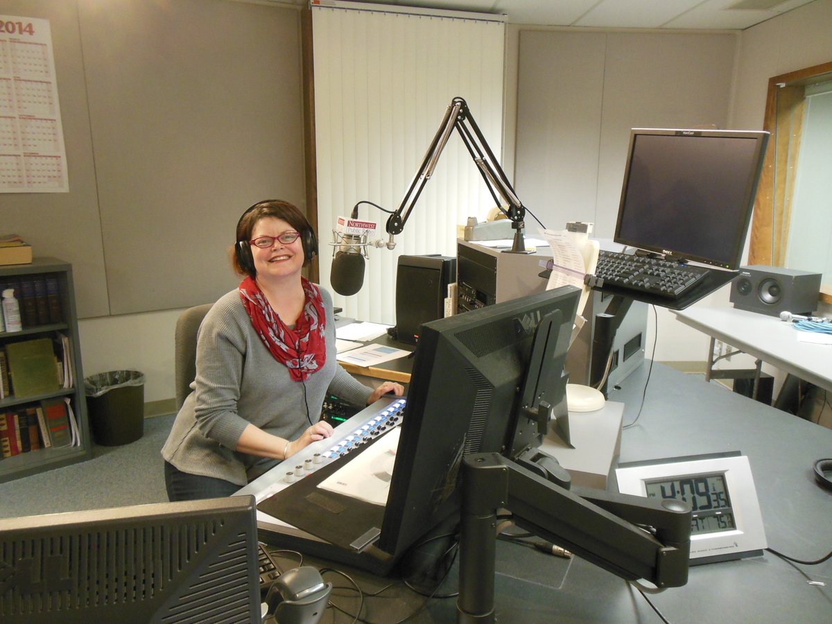 crimgraycougar's tweet photo. My @MurrowCollege #CougsGive memory: helping @ pledge drives for @NWPBroadcasting, the station I grew up listening to. So fun when my parents back home heard my name on air being thanked as a volunteer. Thank you for letting me come back to help as an alum! #GoMurrow #GoCougs https://t.co/3tXYblYZUt