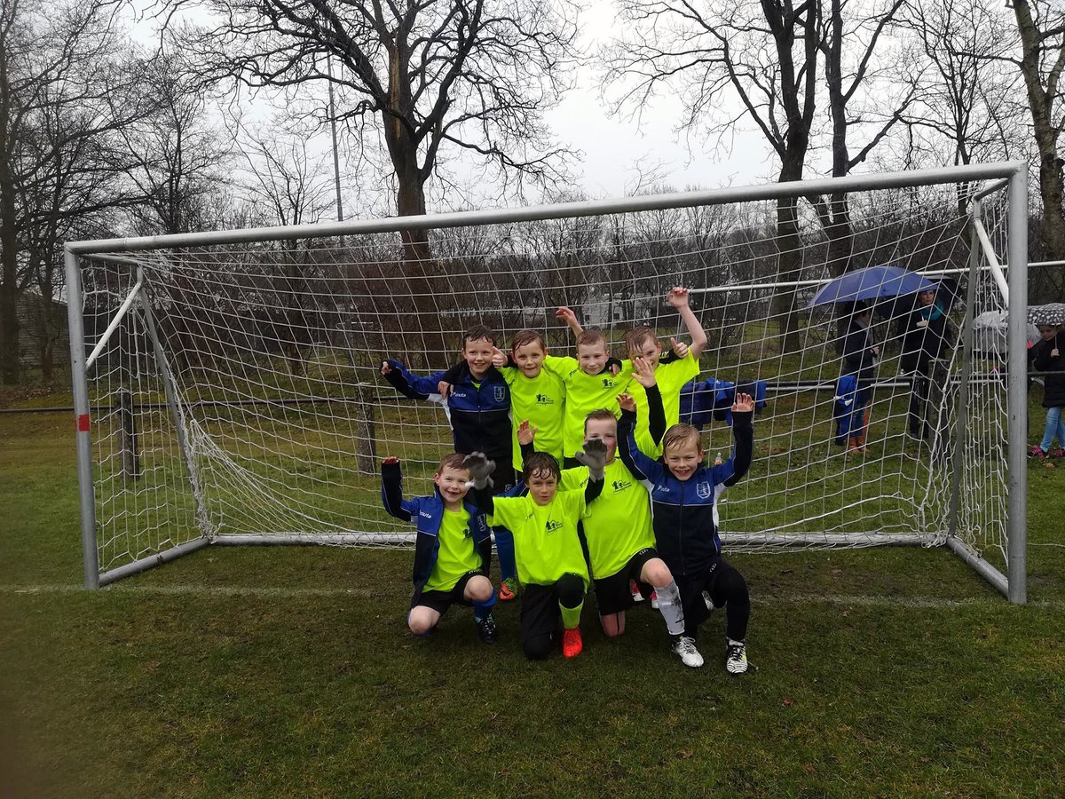 Olv Linda Vis deed groep 5/6mee aan het #voetbaltoernooi in #Burgum.
Ze speelden 3 wedstrijden, Uitslagen: 10-0, 4-1 en 1-0. (Ze wonnen van 't Partoer 2, Reinbôge 1 en Dûbel Ien 1).
Ze werden poulewinnaar. 
Op 11 april spelen ze in de finale.
Goed gedaan!