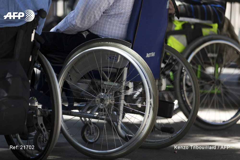 "Réveille ton député" : l'Association des paralysés de France (APF) organise jusqu'à jeudi une campagne visant à alerter les parlementaires sur la pauvreté dans laquelle vivent un grand nombre de personnes handicapées u.afp.com/oTnF #AFP