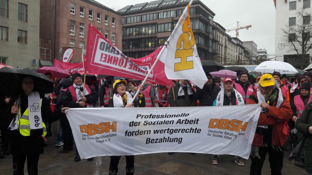 Socialwor_'s tweet photo. @hessenschauDE #dbsh #sozialarbeit #sozialpädagogik #sozialearbeit #tvöd #streik #öffentlicherdienst #Fulda https://t.co/QG2FtFCsOR