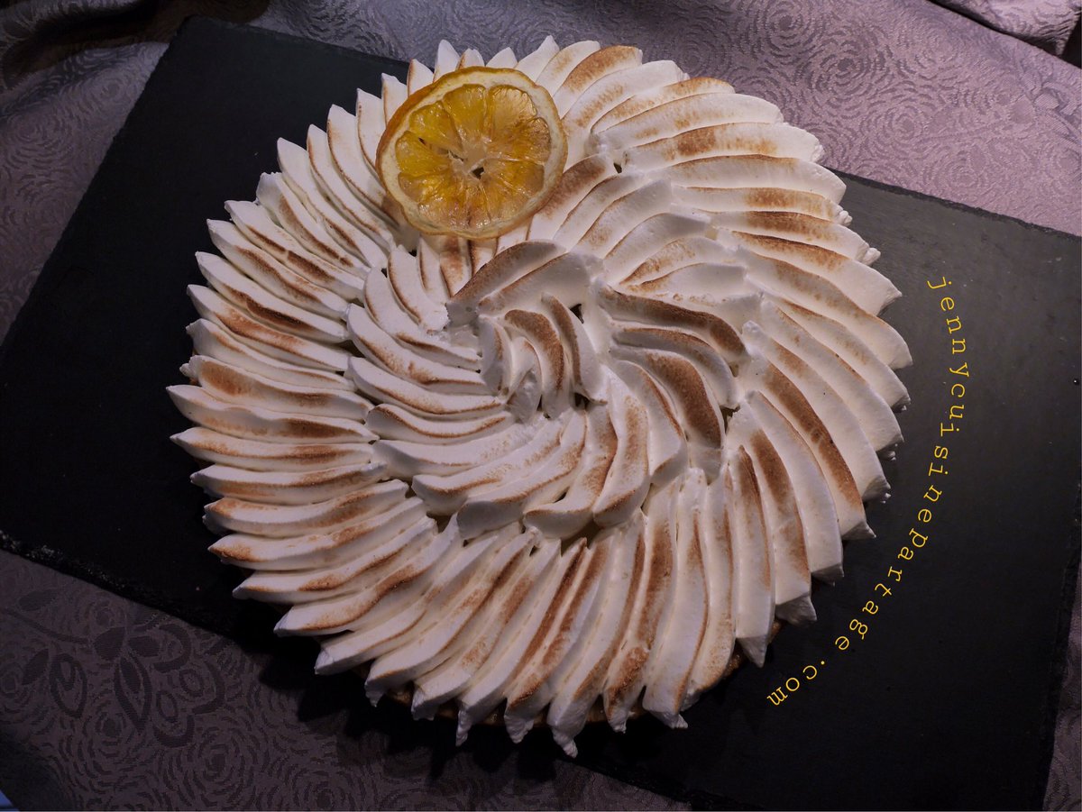 Bonsoir, 
Tarte au citron Conticissime !!
Voilà la recette d’une tarte sublime, la tarte au citron meringuée. Je me suis inspirée en grande partie de la tarte au citron de Monsieur <a href="/Conticini_Team/">Philippe Conticini - Officiel</a> La recette est tirée du livre « Conticini en live».