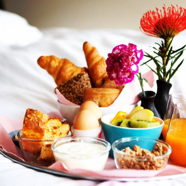 He he eindelijk!☺️
De Dis heeft vanaf morgen weer haar eigen bezorgservice! 
Dus goed nieuws! 
Wij gaan weer ontbijtjes bezorgen! 
Maar ook lunch en brunch op uw vakantieadres! 
Wilt u meer informatie mail dan naar dedis@live.nl
Nu nog even stickers bestellen ✔️
🙋‍♀️😋🌷💋