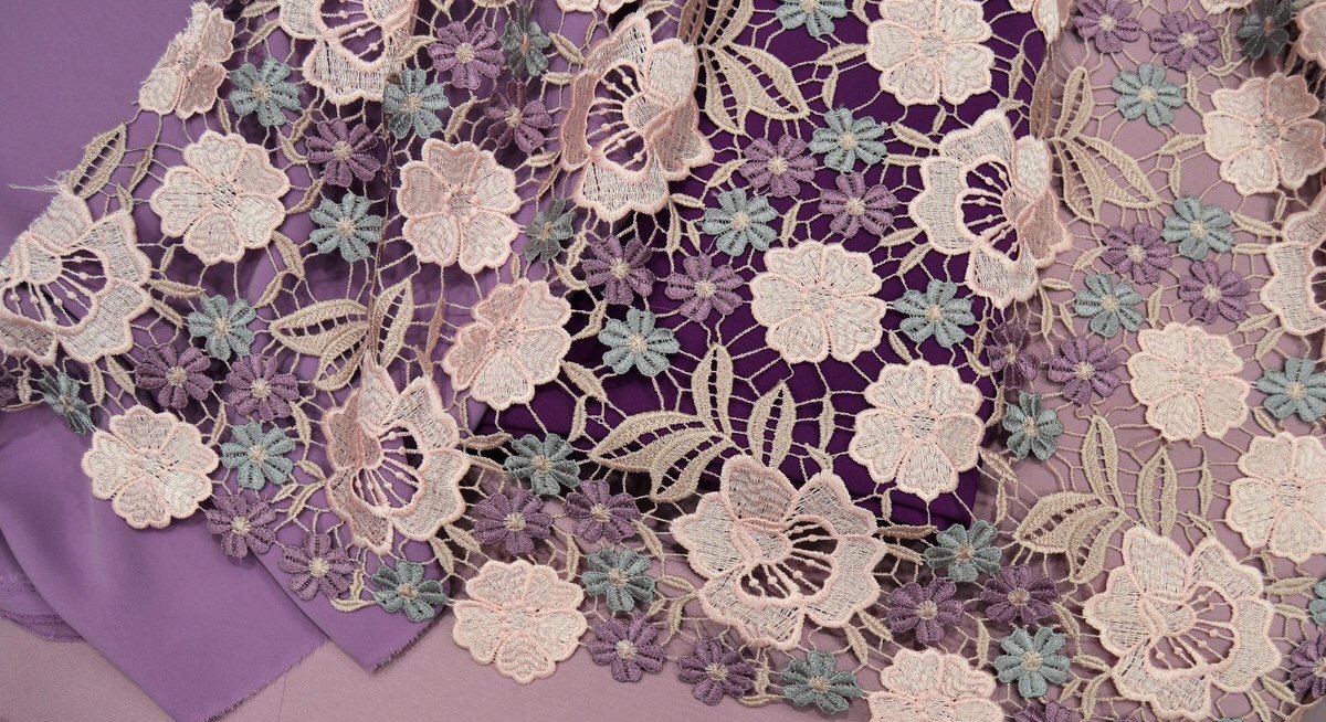 TelasSarquis's tweet image. Muchas veces el secreto de una bonita prenda está en la combinación acertada de tejidos. 

¿Qué tono de fondo le pondrías a este precioso Guipour clásico? 🤔

#ModaAMedida #TelasFinas #TelasSarquis