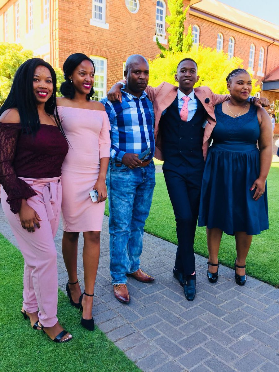 Nombulelomasump's tweet photo. You have kept me inspired @ButiNdhlovu 🎓📖👏💖💙 https://t.co/SzsicbXYlL