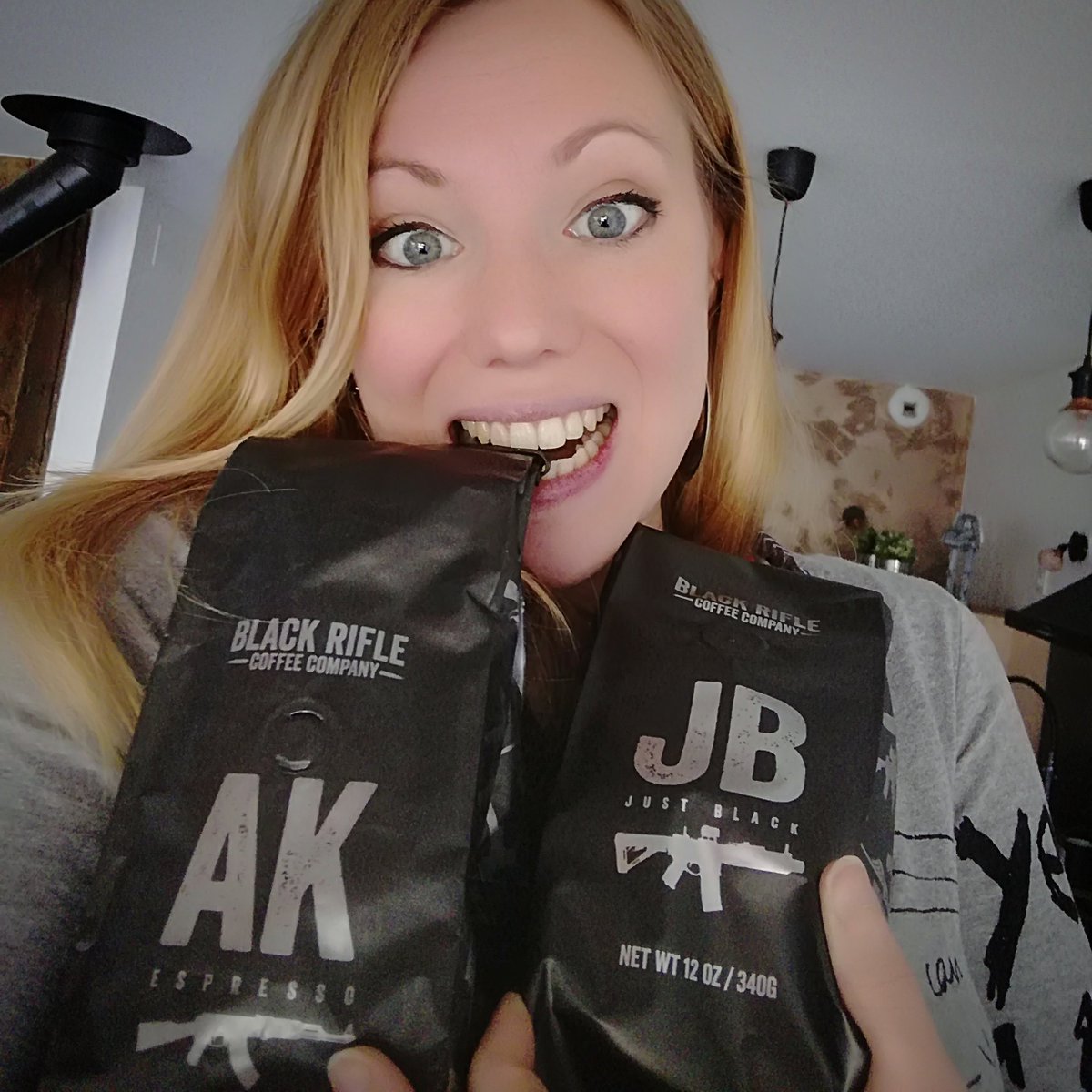 Rahhh j'adore qu'on me paye un café !! Entre l'AK et le JB j'ai déjà ma préférence ❤️
Merci à Terrang  pour lutter contre ma fatigue et participer à mon hyperactivité... <a href="/blackriflellc/">BR Gun Supply (Black Rifle LLC)</a> #brcc #coffeetime