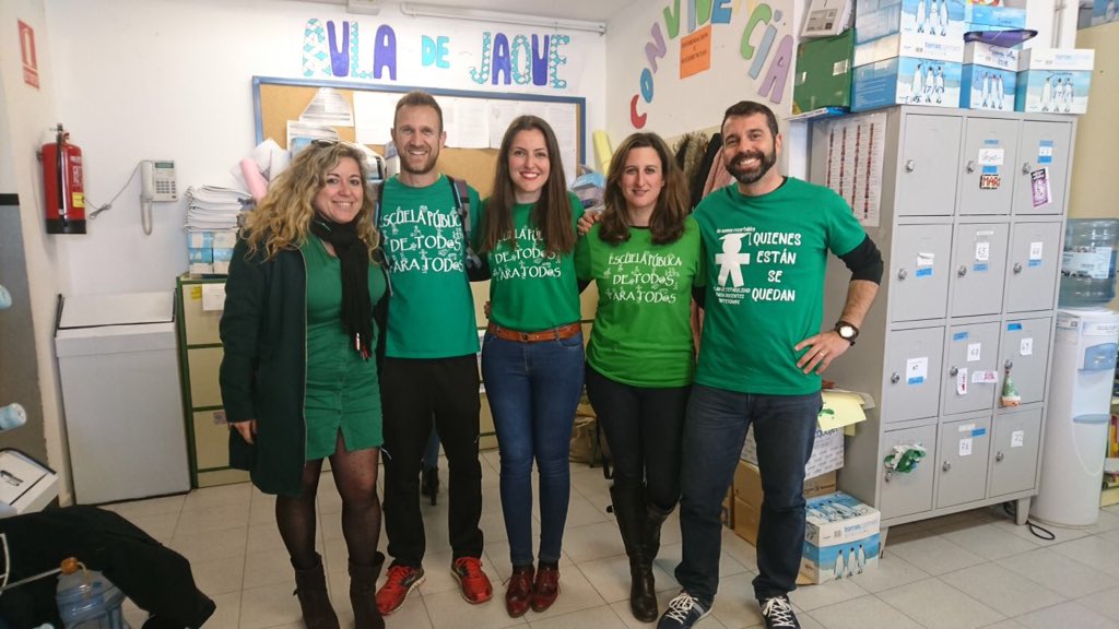 FotocopiasBarat's tweet photo. @estab_interinos
Los compañer@s de la Línea, han comenzado con los miércoles verdes, desde por la mañana se vestirán de verde y por la noche harán la sentada en el pueblo junto sus apuntes...
#Estabilidadinterina 
#losqueestansequedan https://t.co/QY2Fhia1bR