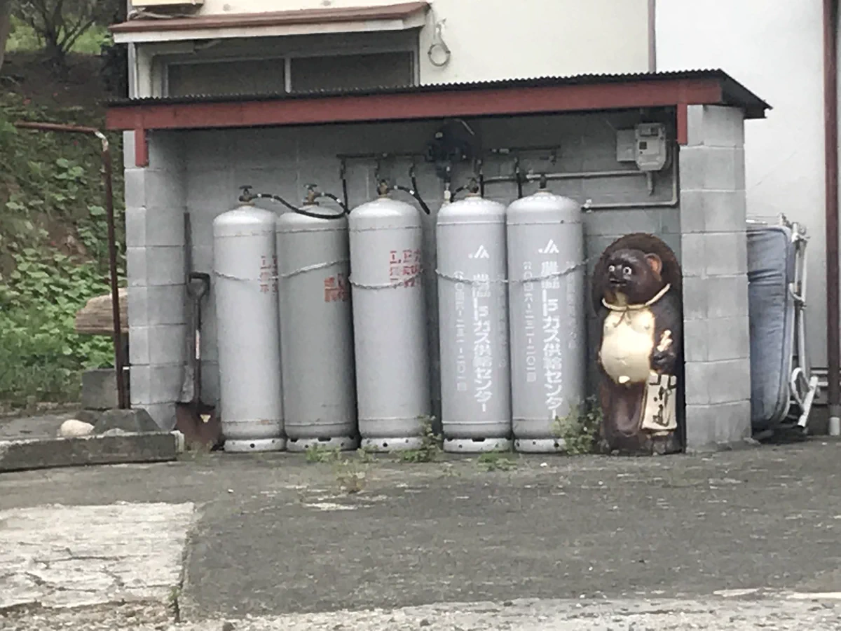 もしかしてみんなたぬきなの？！w一匹だけ明らかに化けるのが下手でたぬきの置物になってるw