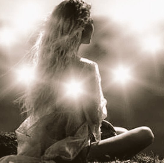 flo_dauphine's tweet image. What fades slowly are the memories of a flower who fell in love for a sunshine who was nothing else than her own light reflection~© #Ashverse