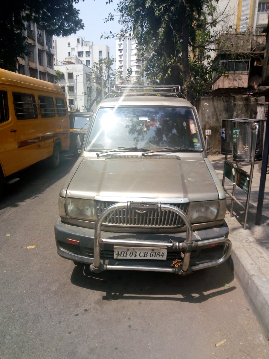 TransportGuy_'s tweet photo. @mtptraffic these vehicles have parked outside Gokhalibai poonamchand pitambar high school on the Dadabhai road causing 20 mins jam but no action has been taken. @MumbaiPolice @RidlrMUM https://t.co/eRphqDvKCB