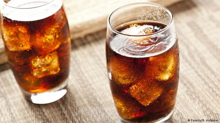 Coca-Cola, İngiltere'de Sprite ve Fanta'daki şeker miktarını azalttı, Türkiye'de ise iki kat fazla şeker kullanılıyor p.dw.com/p/2vVJM