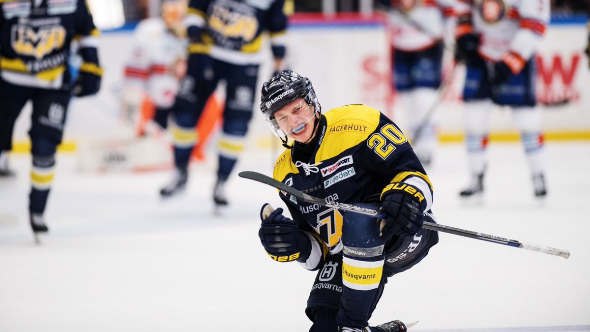 HV71's tweet photo. Lawrence Pilut vinner ärofyllt pris. https://t.co/RW3LUVgz31 #HV71 https://t.co/42bcOOmtNU