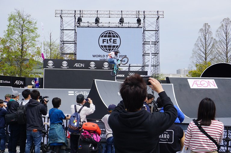 hiroshima_pref's tweet photo. 【いよいよ明日開幕！FISE Hiroshima 2018】
開幕に��け「FISE Hiroshima 2018」主催団体が昨日県庁を訪問されました！本日会場では、すでにグルメフェスがオープンしており、本番に向けて選手たちが公開練習中。夕方には前夜祭も行われます！
#広島 #fisehiroshima #ZEN #中村輪夢 #bmx #パルクール https://t.co/D0gq018zuc