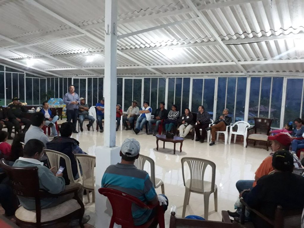Alcaldiastarosa's tweet photo. Nuestro alcalde @HAriasMejia no para de trabajar y termina su miércoles reunido con los líderes de El Planchón, Campoalegrito, Santa Rita, Fermín López, Las Brisas y Yarumal. Se comprometió a mejorar la vía con placa huellas en unión con la comunidad @cncnoticias @Micuel4 https://t.co/j2e29ZdWPN
