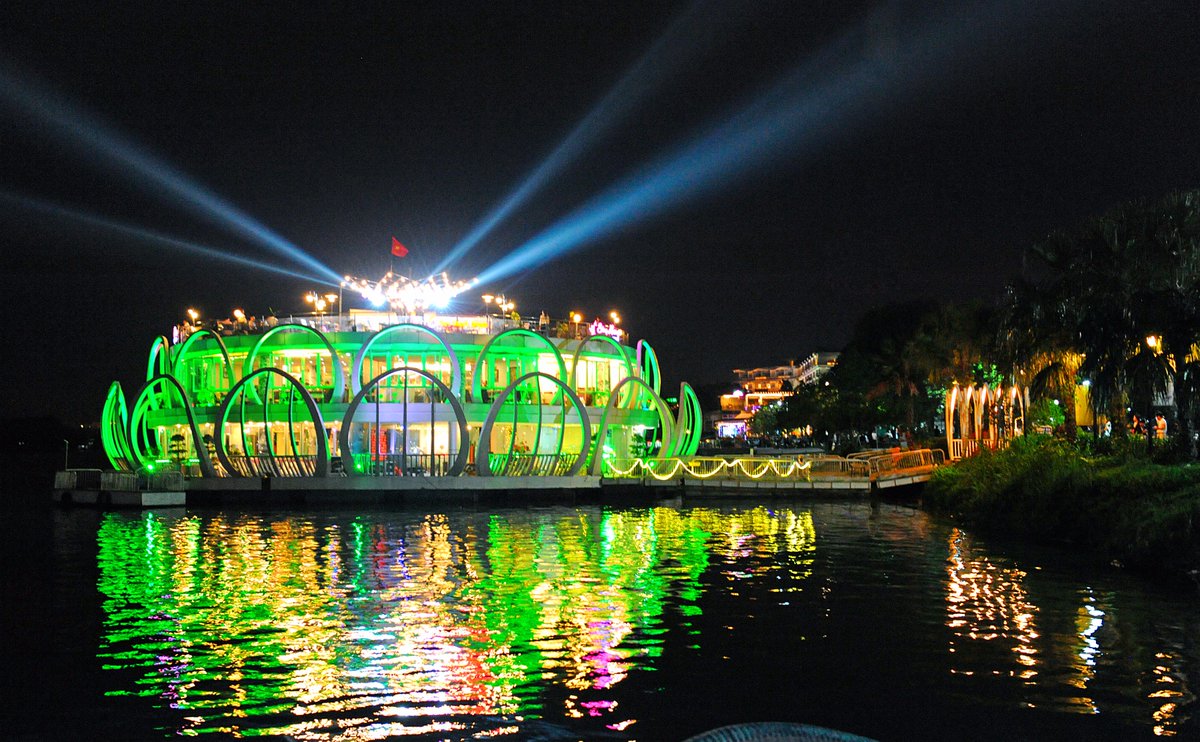 SongHuong2020's tweet photo. Song Huong Floating Restaurant 
Add: 3/2 Park - Le Loi Street - Hue City - VietNam
Tell: 0234.3831.197 - 0934.898.922
Email: info@nhahangnoisonghuong.com
Website: https://t.co/DE7Ftr8LS0   
Facebook: Song Huong Floating Restaurant https://t.co/Dg0xnCcsJL