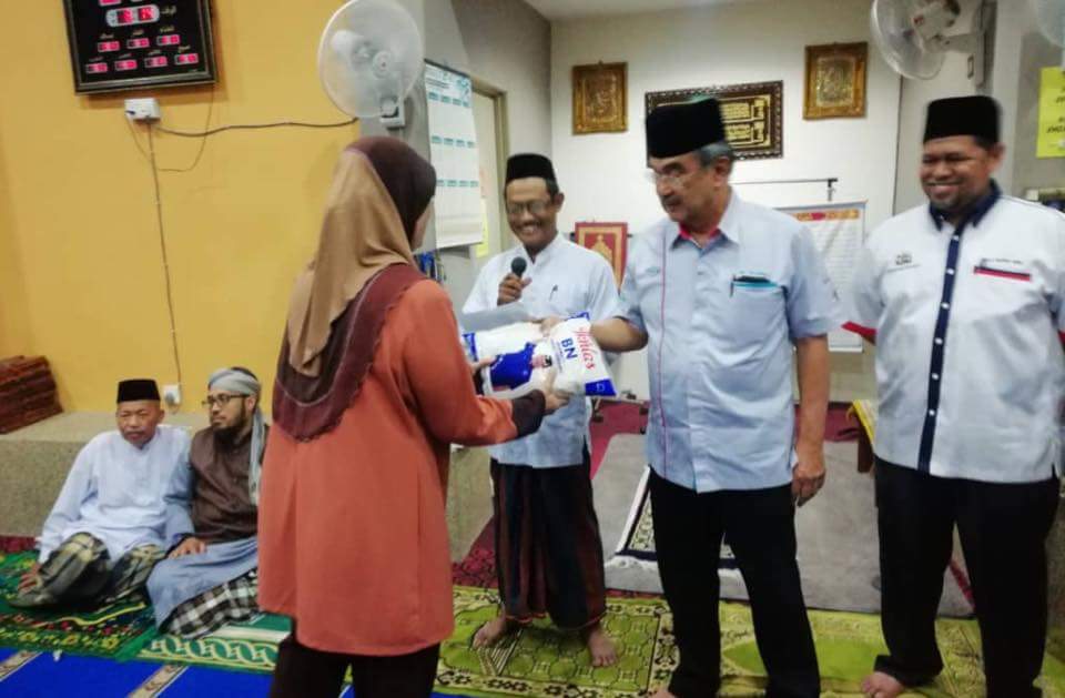 alirustamclub's tweet photo. 4/4/2018 - Tan Sri Mohd Ali Rustam di Program Masyarakat bersama Pemimpin di Surau PPRT Sungai Putat, Melaka.
#HangTuahJaya
#P137
#AliRustamClub https://t.co/rlsZKENBqZ