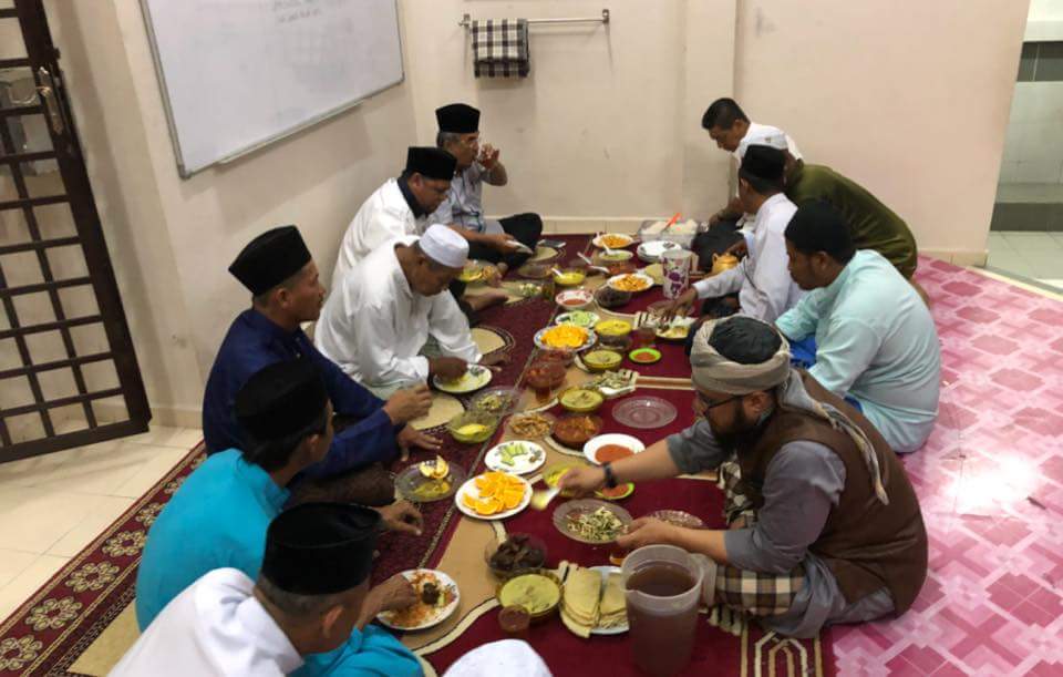 alirustamclub's tweet photo. 4/4/2018 - Tan Sri Mohd Ali Rustam di Program Masyarakat bersama Pemimpin di Surau PPRT Sungai Putat, Melaka.
#HangTuahJaya
#P137
#AliRustamClub https://t.co/rlsZKENBqZ