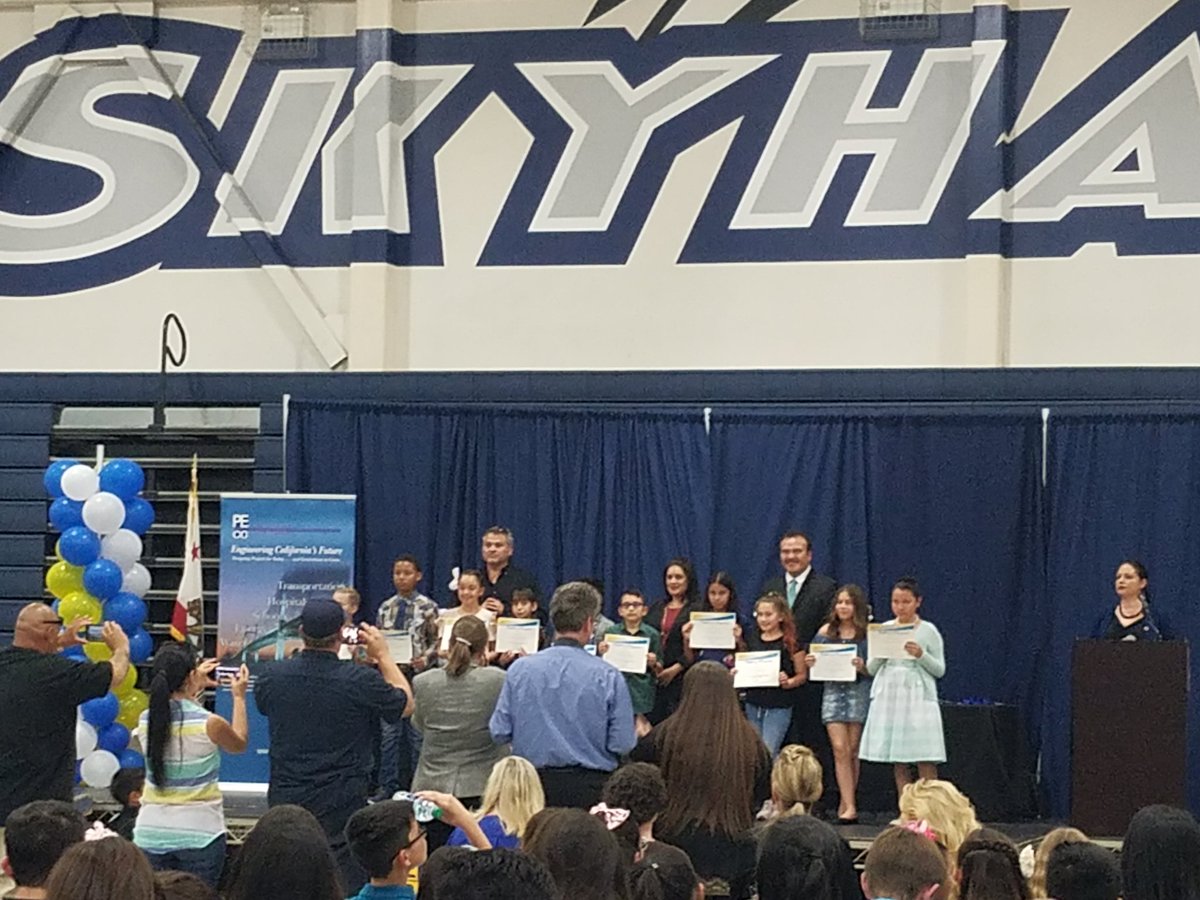 MsMedinaTHMS's tweet photo. SIMSEF awards ceremony. @ColtonJUSD  students being recognized for all their hard work. https://t.co/ynXG1Gx2Im