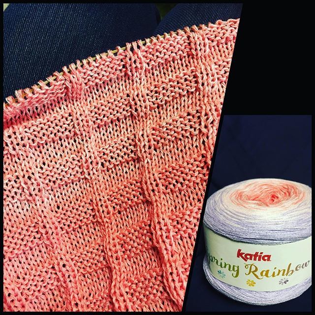 yaki_nori's tweet photo. Spring Rainbowで編み始めたショール 色変わって来た🌈
#knitting #instaknit #katiayarns #springrainbow #編み物 #スプリングレインボー https://t.co/eLA66UcSaR https://t.co/pnEehtSY0T