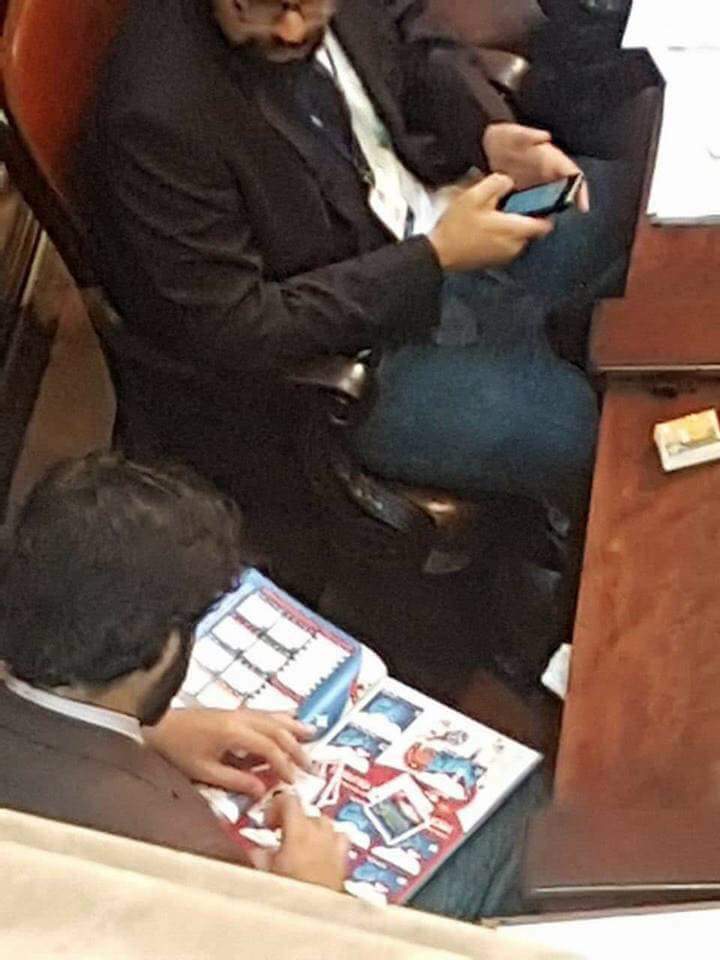 FutbolistasAXEM's tweet photo. En plena votación para saber si el expresidente de #Brasil, Lula Da Silva, va preso o no, estos dos se pusieron a CAMBIAR FIGURITAS DEL MUNDIAL. https://t.co/V2bTQp7TPK