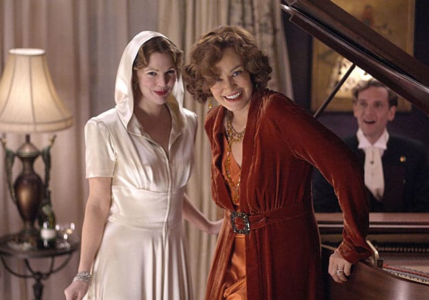 ゆか グレイ ガーデンズ 実際のリトル イーディの写真 令嬢として贅沢とトレンドを楽しんでいた時代のファッション 映画の衣装はこのへんかなり忠実に再現していた 彼女の従姉 ジャクリーン ケネディも登場 オナシス夫人時代のジャッキー役ジーン