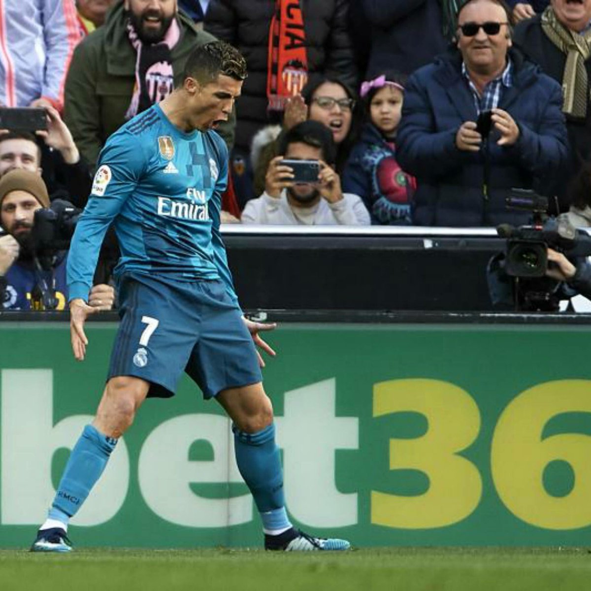GeraldRene's tweet photo. Colosal Cristiano!!!!!
#halamadrid
#Ovacionacristiano
#quegolazo https://t.co/mhbqVA7wKo
