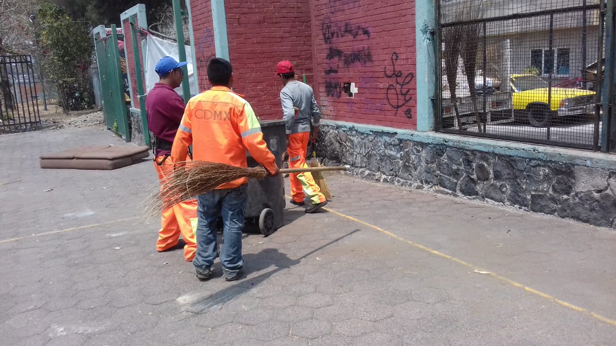 dgsudao's tweet photo. retiró de basura, triques y producto de poda interior deportivo la conchita, colonia pólvora. @MaAntonietaHT @jesuslandero @leonel_luna https://t.co/qbBEVYjtdW