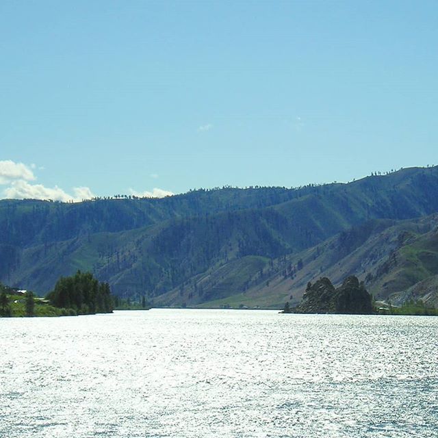 ColumbiaRiverr's tweet photo. The #ColumbiaRiver flowing south from near #Chelan. #TheColumbiaRiver #NorthCentralWashington #river https://t.co/AmF2Ub5joh https://t.co/HWRazxhGXZ
