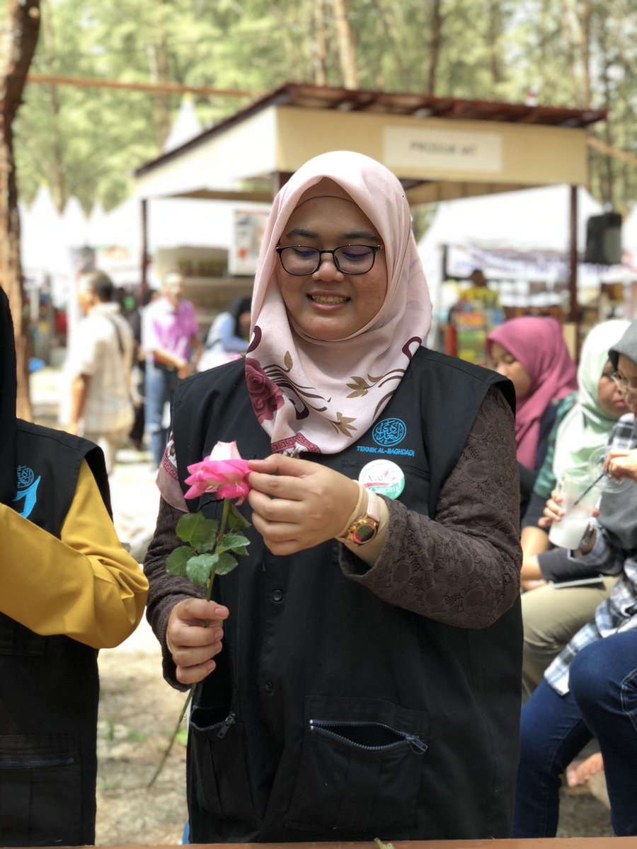 BPTIF12's tweet photo. Sedang berlangsung sekarang Gubahan Bunga di Kluster Florikultur.. #RoadtoMAHAKemaman #my1doa #BPTIF @JHarizan @BPTIF12 https://t.co/mKcy5PP92r