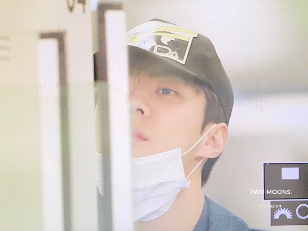 exo_2moons's tweet photo. 180405 ICN #SEHUN #세훈 눈 부릅✨했는데두 안해줘써😔
#PremiosMTVMIAW #MTVBRKPOPEXO #EXO @weareoneEXO https://t.co/TFxIwEn9iG