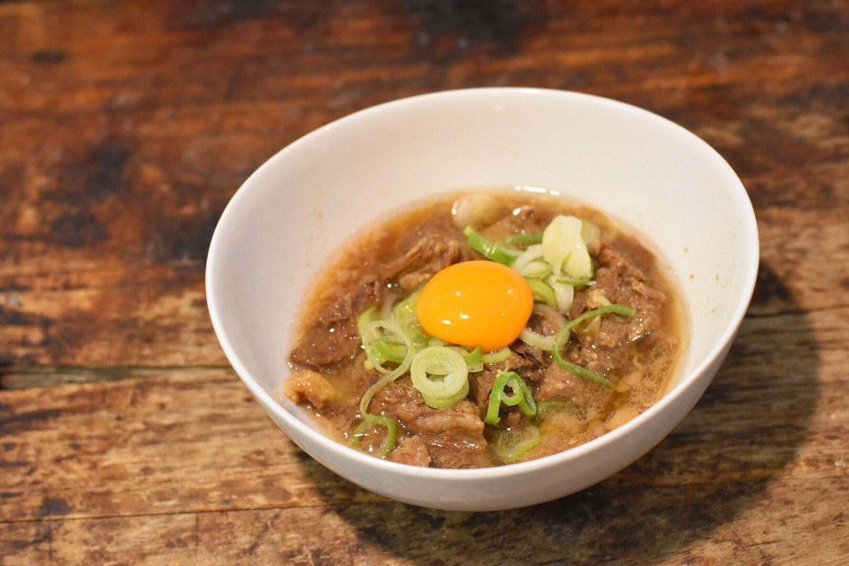 ga_ryu_com's tweet photo. 今日の夜営業から。

牛すじ辛まぜをスタートします。

トロトロに煮込んだ国産牛すじのとろける旨味を堪能してください。

もちろんご飯との相性は言うまでもありません。

ほかのうどんとも組み合わせが出来るように単品での提供も出来ます。

是非ご利用くださいませ。

#我流
#からまぜ https://t.co/SRNoRCTGKO