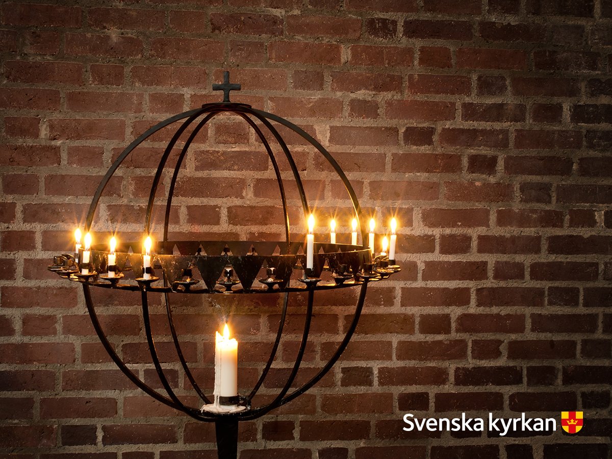 svenskakyrkan's tweet photo. Klockan 12 idag hålls en minnesgudstjänst i Adolf Fredriks kyrka med anledning av årsdagen av attentatet på Drottninggatan, 7 april 2017. Minnesgudstjänsten går att se live på SVT. Välkommen att vara med. #7april https://t.co/d1wwY3DqhS