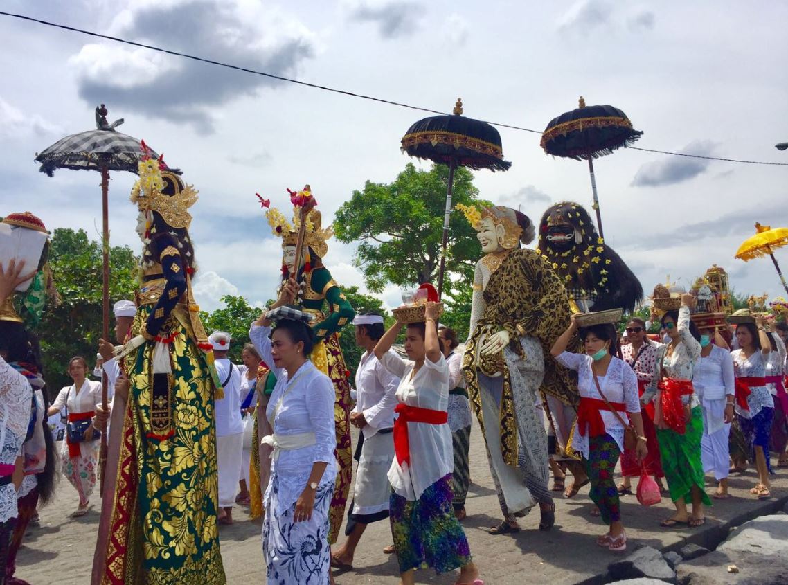 KonJenBali's tweet photo. #streetsofbali beautiful ceremonies in #Bali https://t.co/9NZZE3zEvY