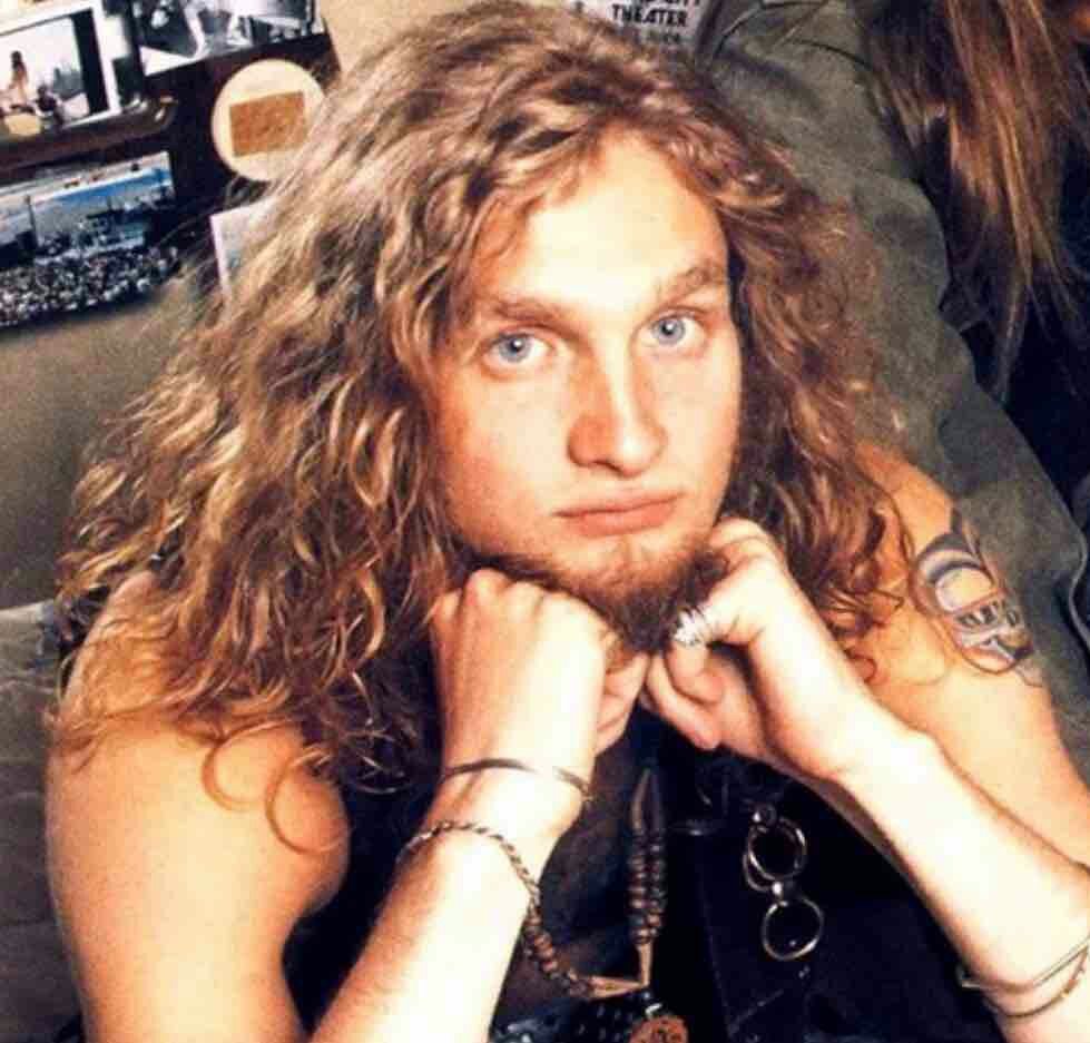 MetalRevue's tweet photo. 16 years ago today Layne Staley passed away. One of the greatest voices of all time. #RIP https://t.co/w4U7SQYZzK