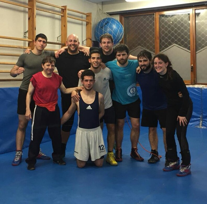 Este fin de semana nuestro luchador Asier Arribillaga (situado en el centro de la foto con maillot azul) viaja a Madrid para disputar el campeonato de España sub23. 

Mucha suerte campeon! Aranako está contigo!