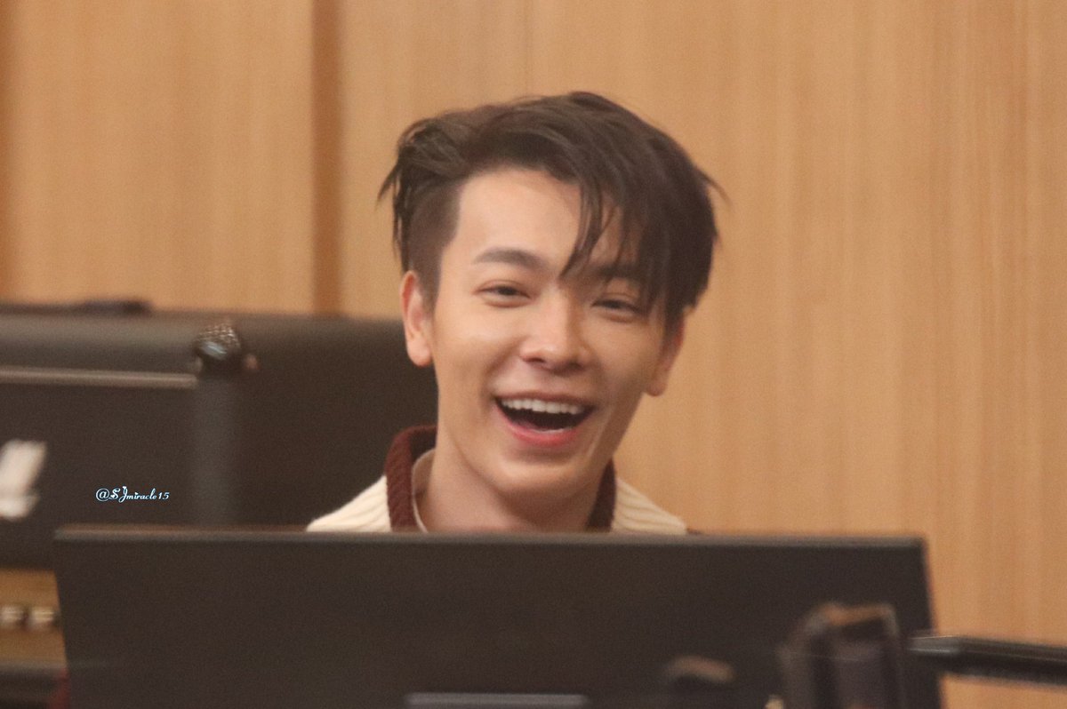 SJmiracle15's tweet photo. 171109 두시탈출 컬투쇼
#동해 #donghae
#superjunior #슈퍼주니어 https://t.co/lvl27uj95j