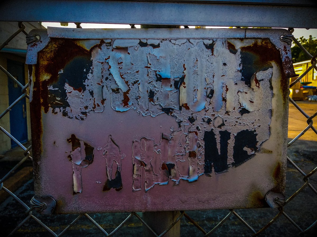 goodkeving's tweet photo. #goodkeving #stlouis #signage #eastereggs #stlphotographer #citygrammers #sign #stl #dada #foundart #urbanart #thepentaxguy #streetsigns #urbandecay #visitorswelcome #freeparking #corrosion #erosion #decay #weathered #kodakmoment #allarewelcome #citysigns #saintlouis #picoftheday https://t.co/pbS9zNtgSi