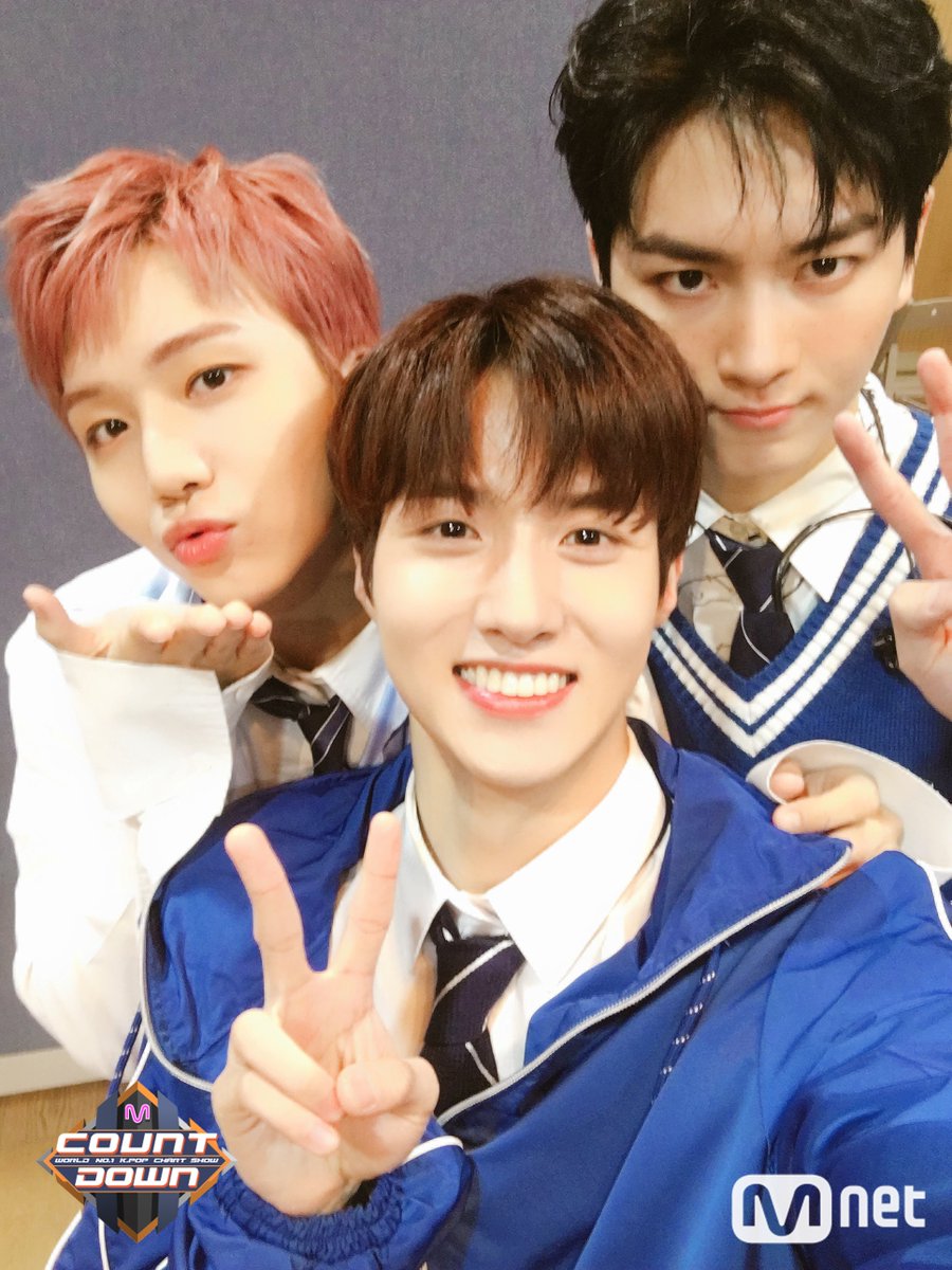MnetMcountdown's tweet photo. 4월 첫째 주 #엠카운트다운 최초공개 주인공!!! #펜타곤!!!! 보고싶었어요!! 반짝 반짝~빛나는 10명의 멤버들이 멋진 케미로 여러분과 만납니다! 타이틀곡 #빛나리 자신있게 권해드려요~한 번만 보면 무한재생각! 오늘 저녁 6시 꼭 만나보세요! https://t.co/QgeFYJc2yx